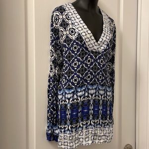 Tribal top  unique abstract design blue and white long sleeve V neck Sz L